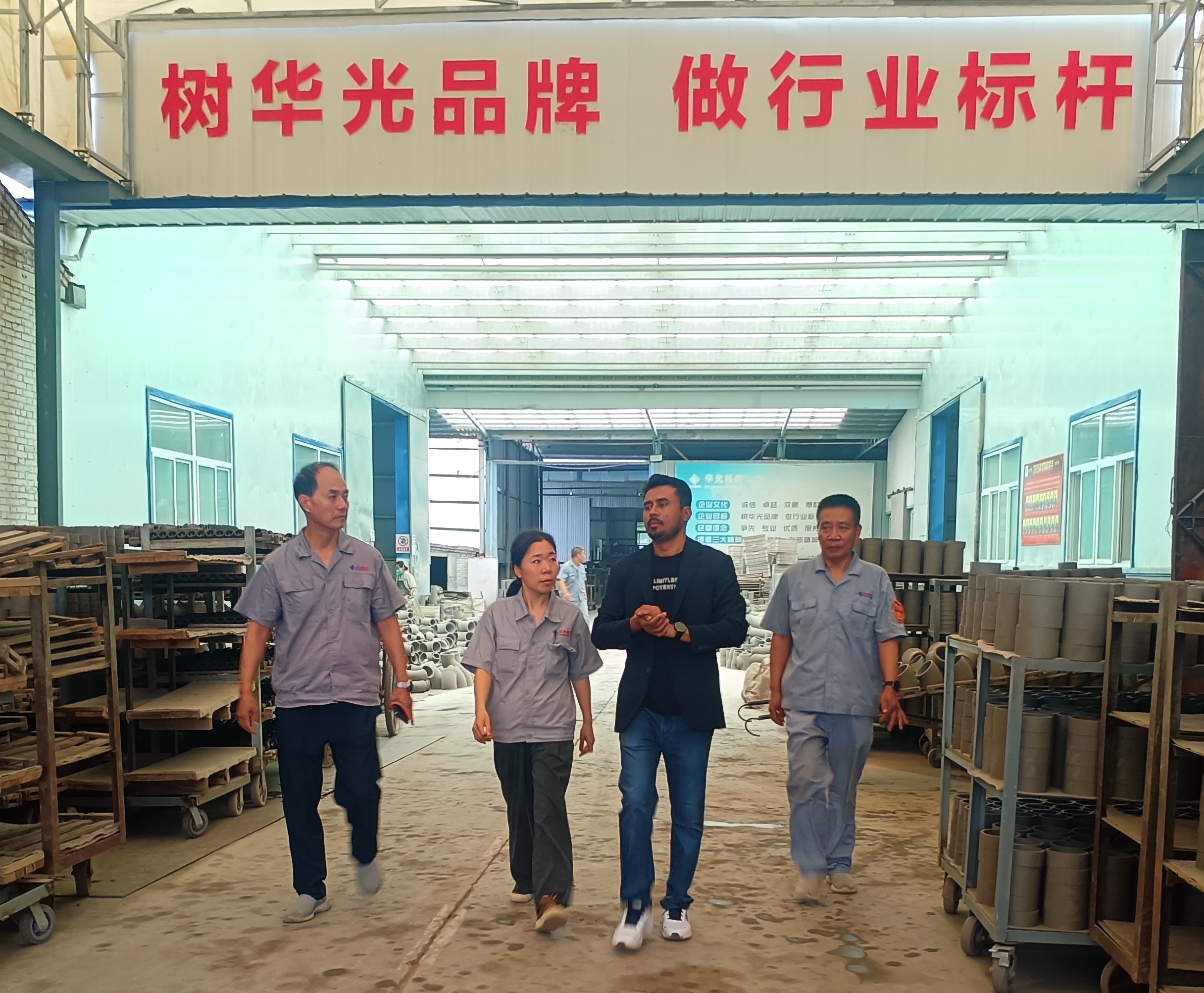 阿联酋客户莅临华光科技完成陶瓷浇道管现场验收